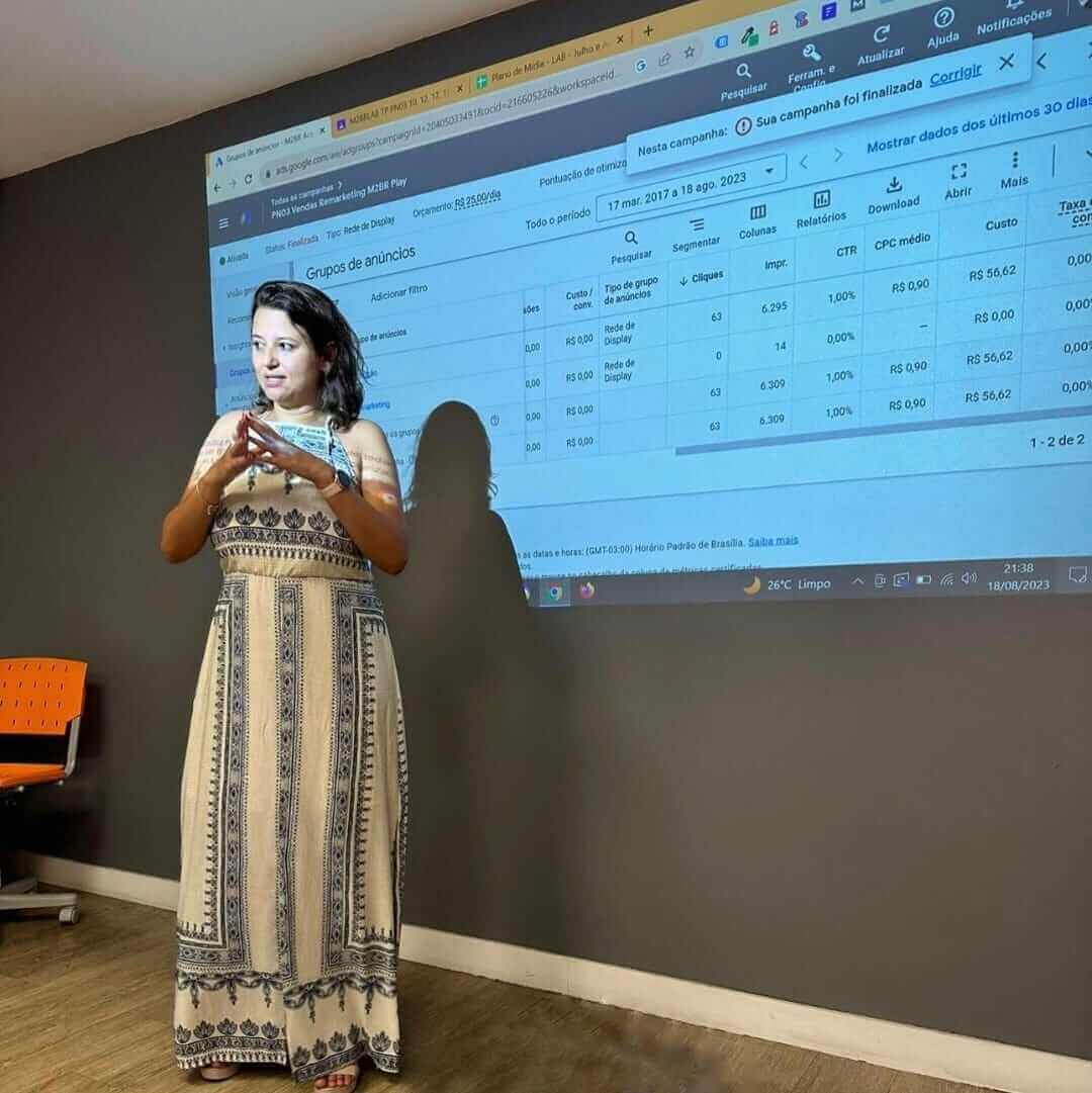 Leilane Santiago em sala de aula